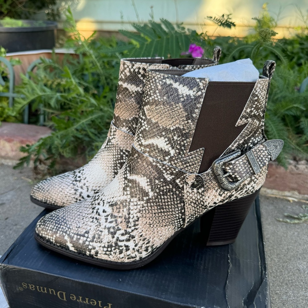 NWT Pierre Dumas Snakeskin Ankle Boots with western Buckle size candra 10